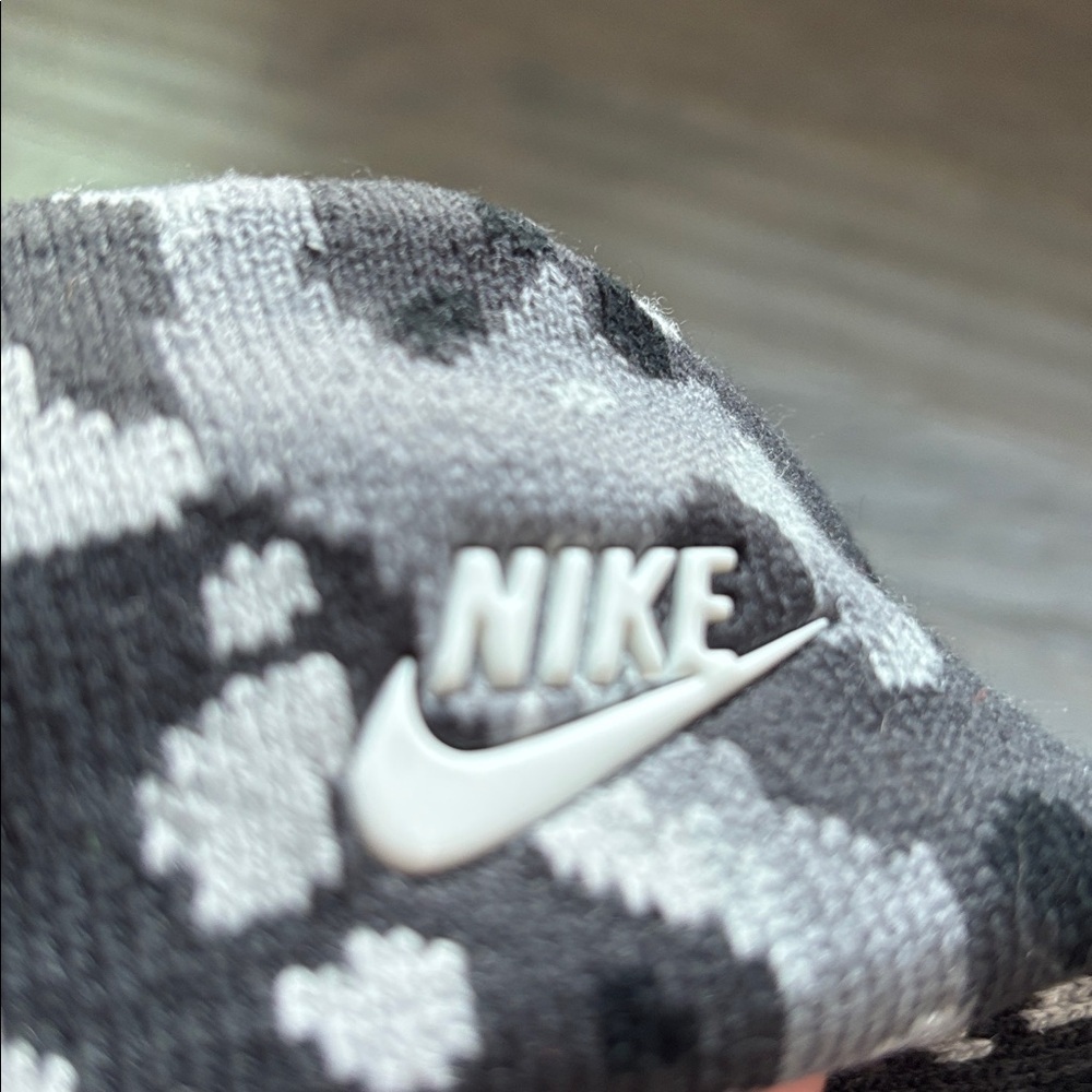 Nike 2 pc. Beanie,touchscreen gloves,knit cuffed,pom pom,tonal logo,warm winter - Picture 4 of 9